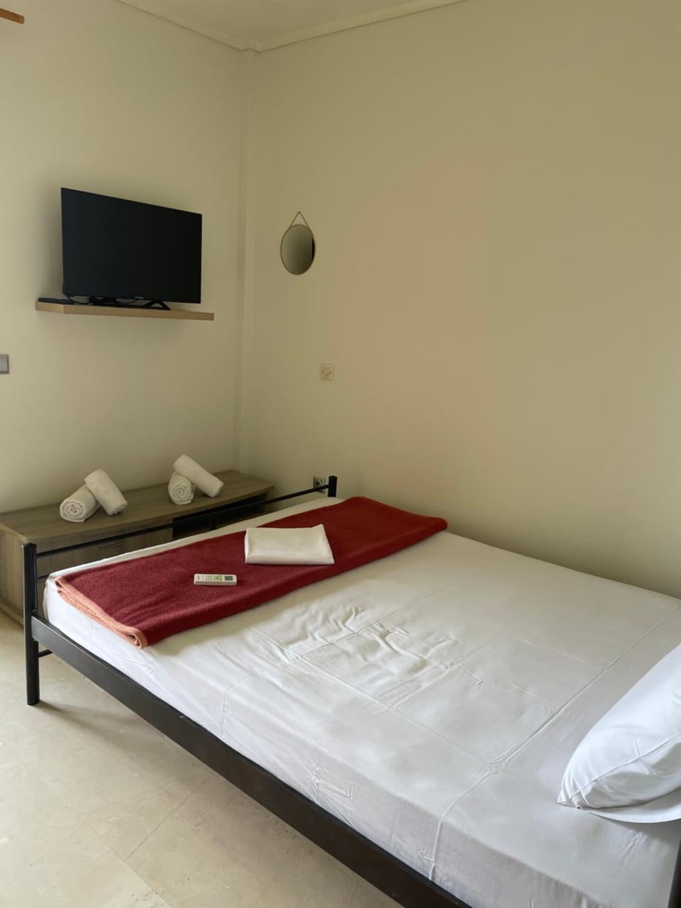 Bed, TV and multimedia, Photo of the whole room, Bedroom, towels