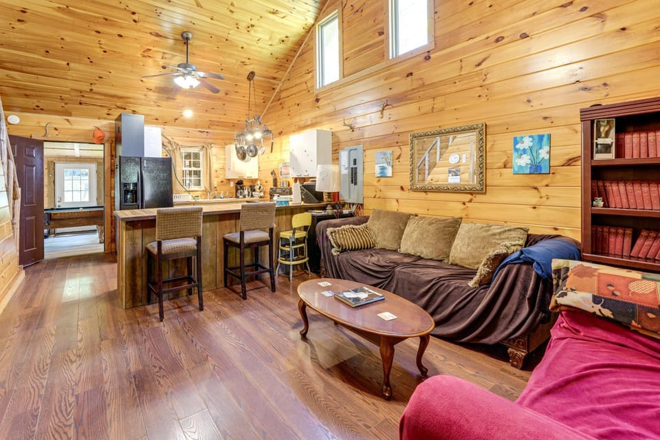 Rustic, Woodsy Cabin in Palestine w/ Pool Table! Cabin in Ohio