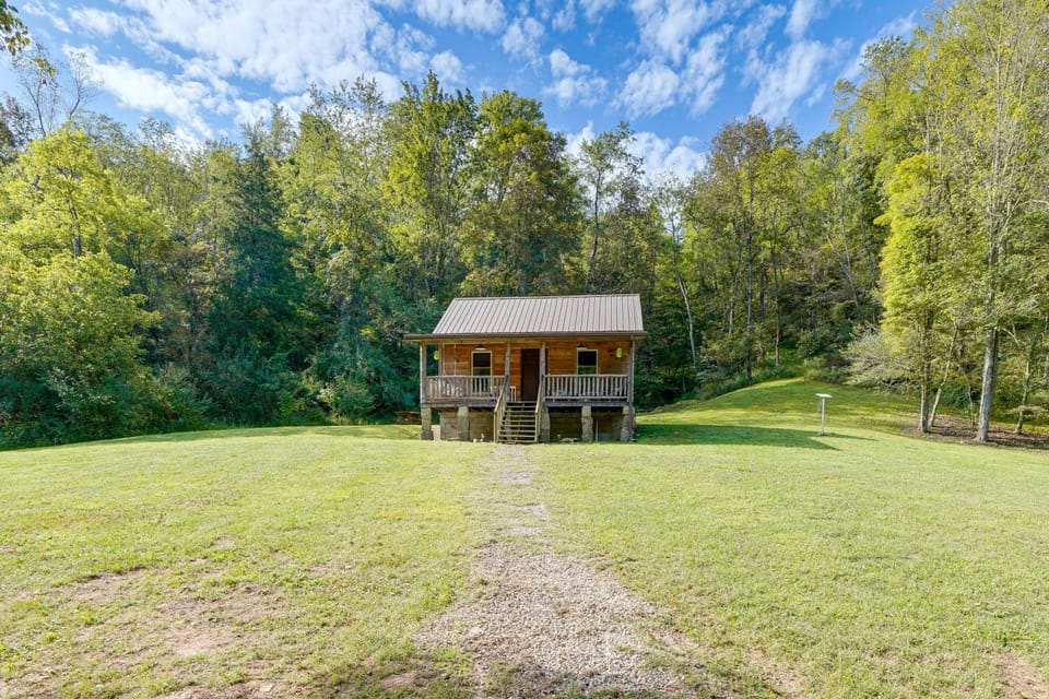 Rustic, Woodsy Cabin in Palestine w/ Pool Table! Cabin in Ohio