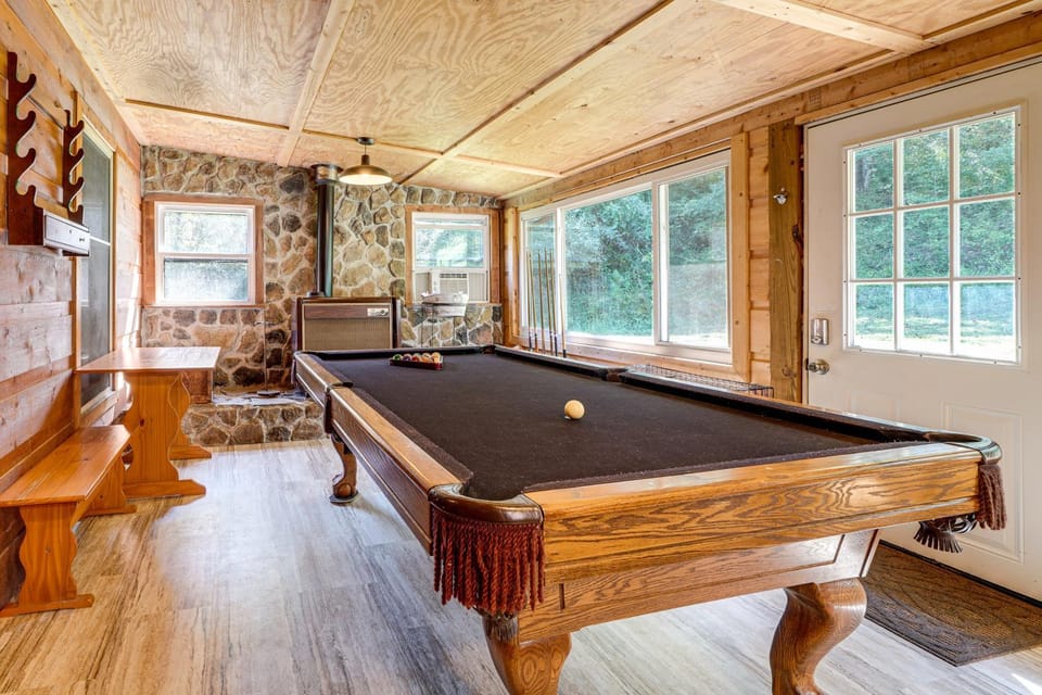 Rustic, Woodsy Cabin in Palestine w/ Pool Table! Cabin in Ohio
