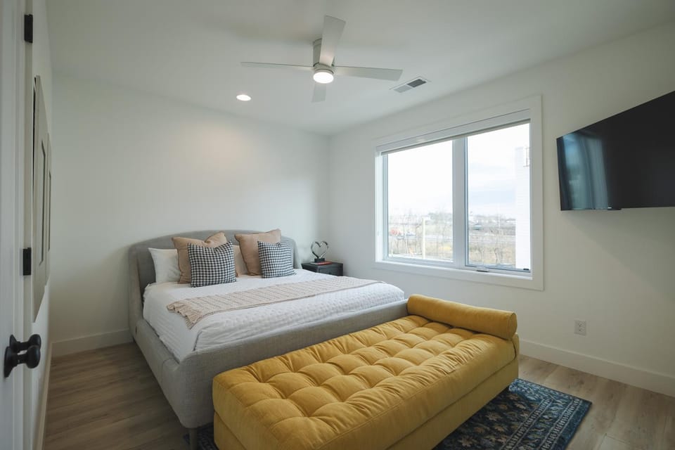 Bed, TV and multimedia, Photo of the whole room, Bedroom