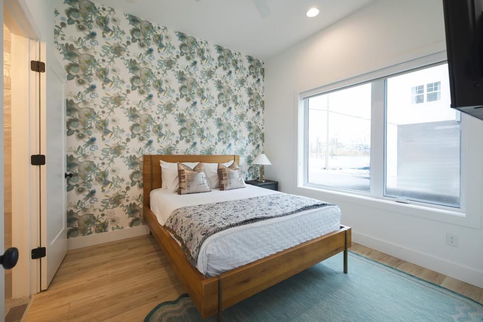 Bed, TV and multimedia, Photo of the whole room, Bedroom