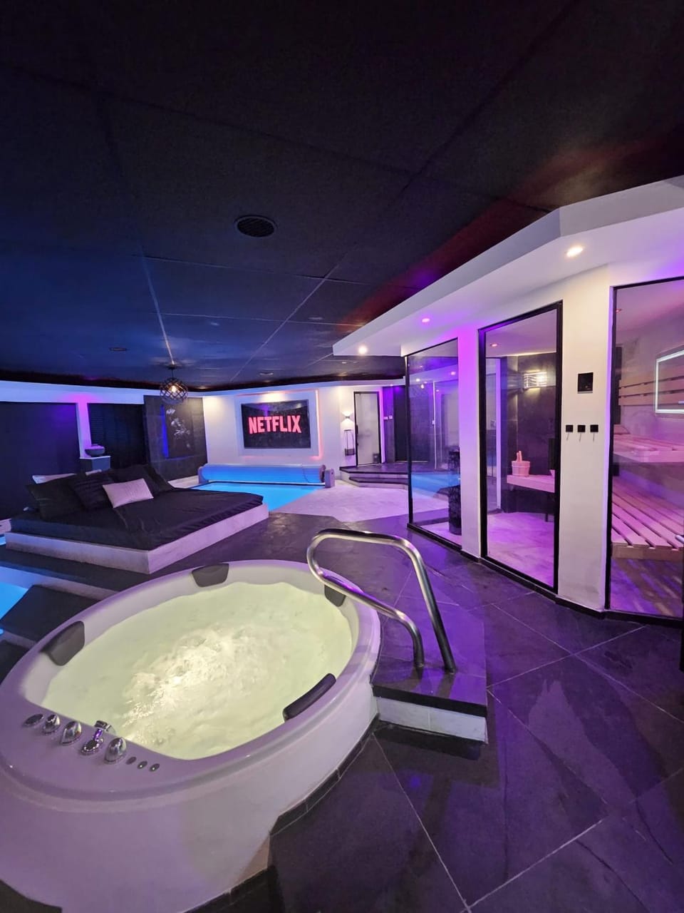 Bed, Hot Tub