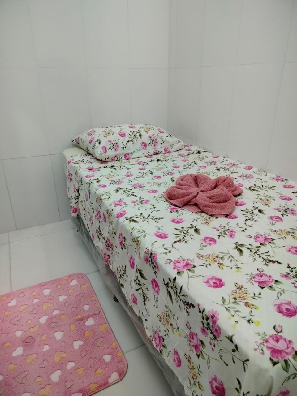 Bed, towels