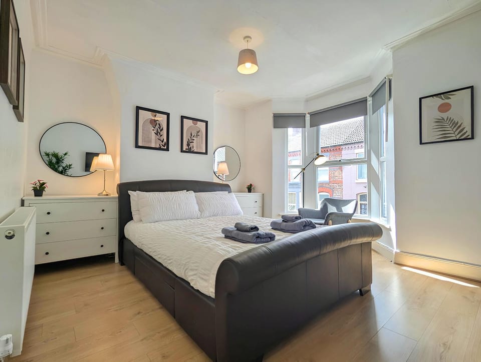Bright 4BR Home Near Anfield & Free Parking House in Liverpool