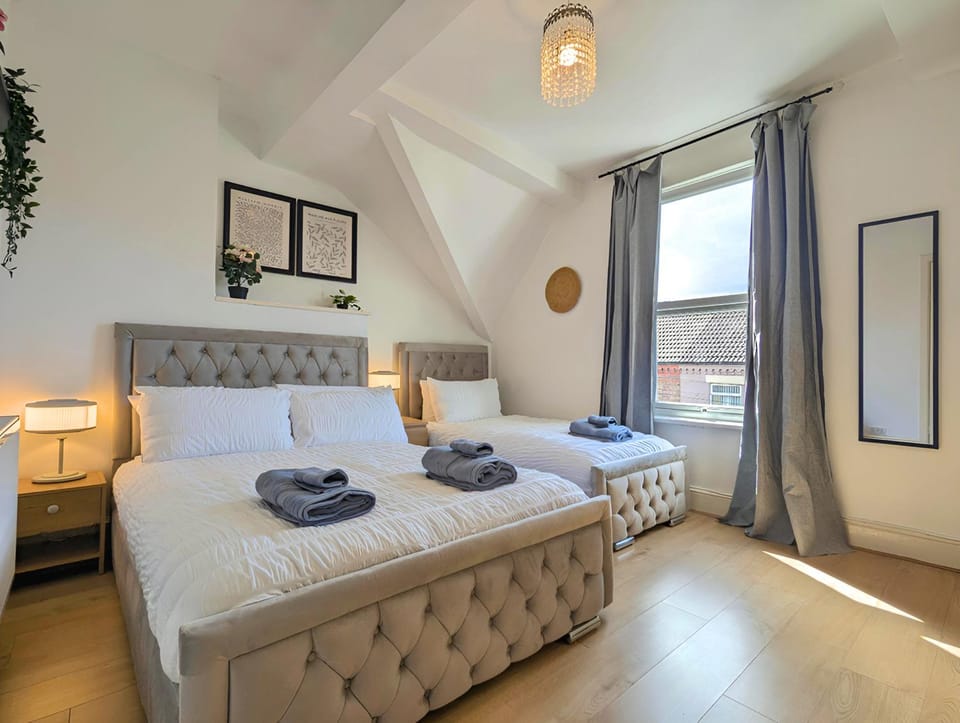 Bright 4BR Home Near Anfield & Free Parking House in Liverpool
