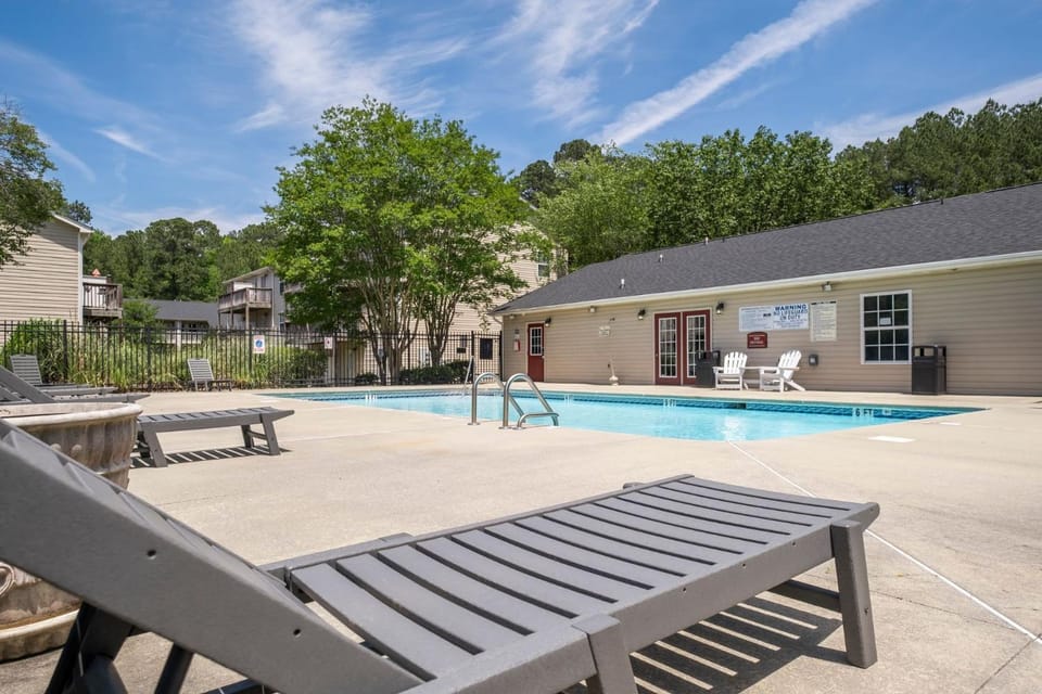 Bright Modern 1BR Retreat I Fitness Center Apartment in Fayetteville