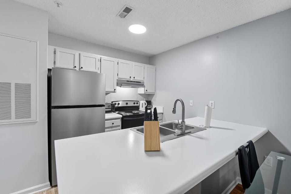 Cozy Contemporary Stay I Pool & Gym I Free Parking Apartment in Fayetteville