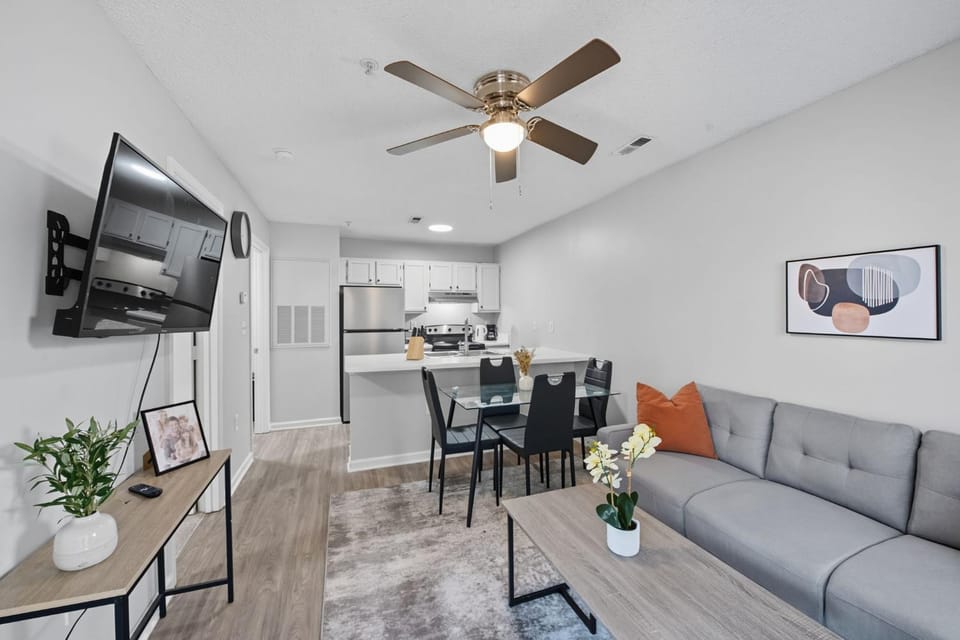 Cozy Contemporary Stay I Pool & Gym I Free Parking Apartment in Fayetteville