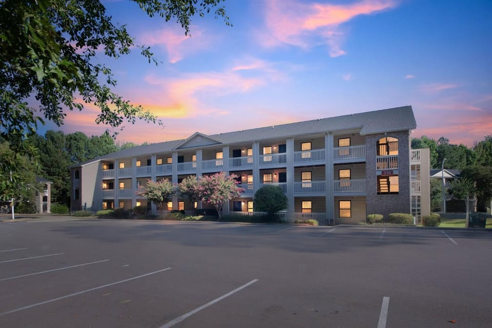 Cozy Contemporary Stay I Pool & Gym I Free Parking Apartment in Fayetteville