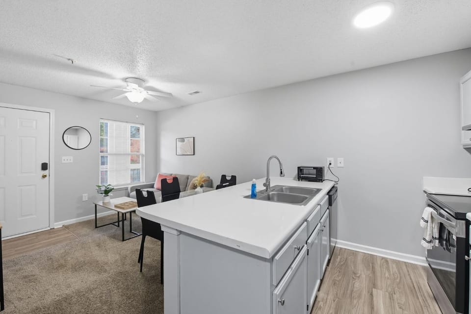 Near Fort Liberty Modern 1BR I Free Parking I Gym Apartment in Fayetteville