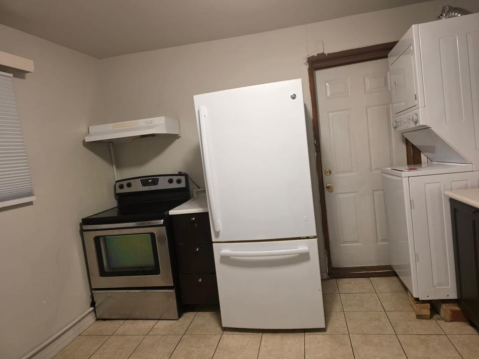 2 bdrms Close to Health Science Apartment in Winnipeg