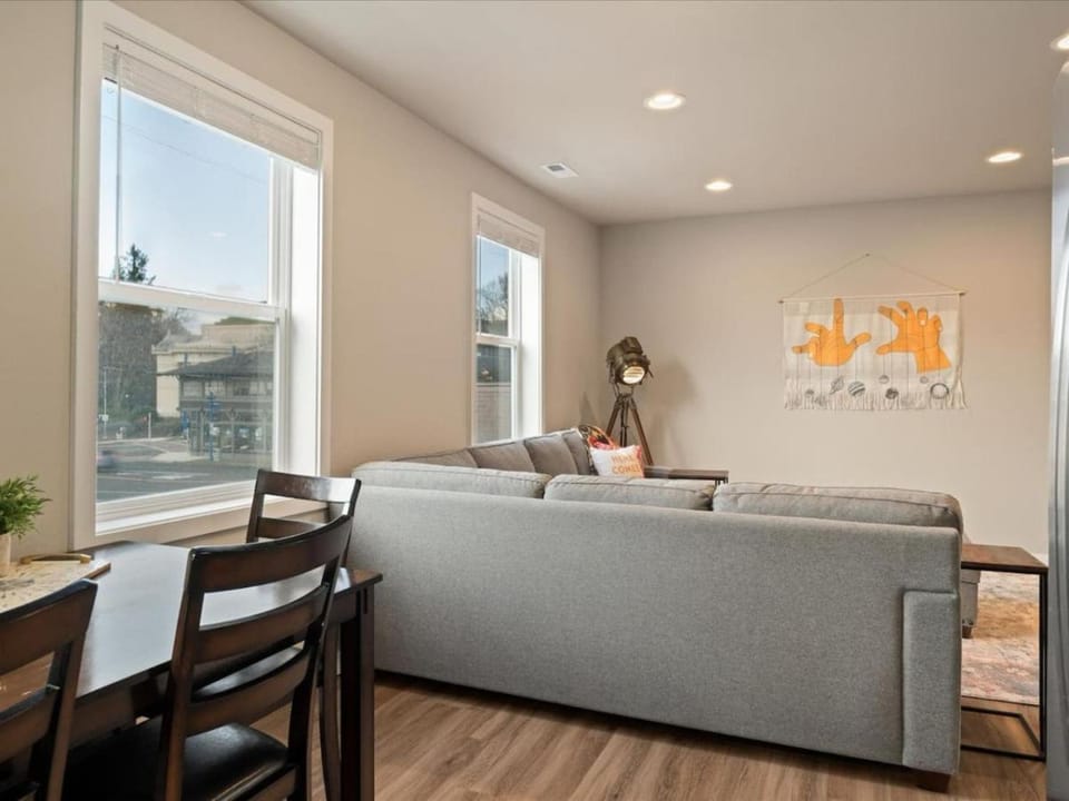 The Nook - Art-Filled 3BR Tacoma - NearWright Park & Free Parking Apartment in Tacoma