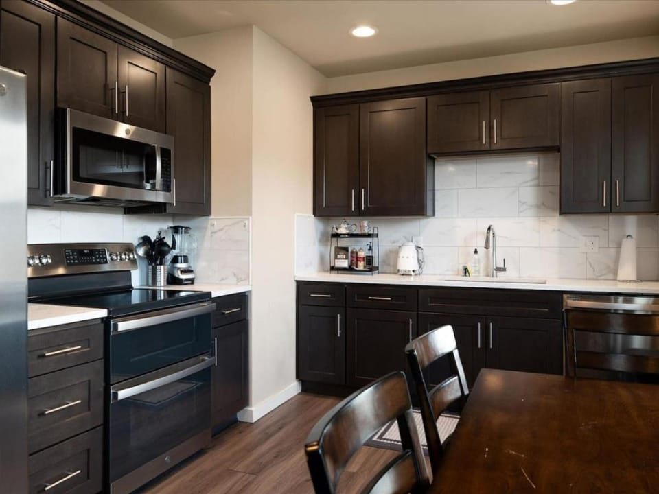 The Nook - Art-Filled 3BR Tacoma - NearWright Park & Free Parking Apartment in Tacoma