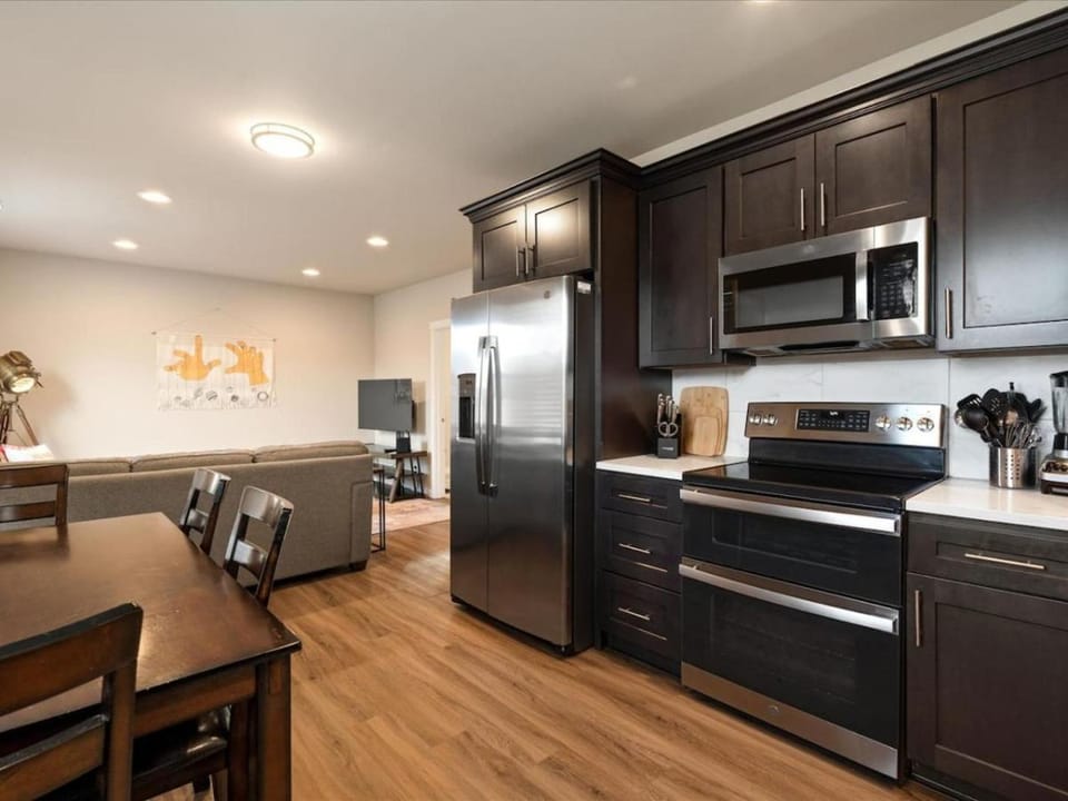 The Nook - Art-Filled 3BR Tacoma - NearWright Park & Free Parking Apartment in Tacoma