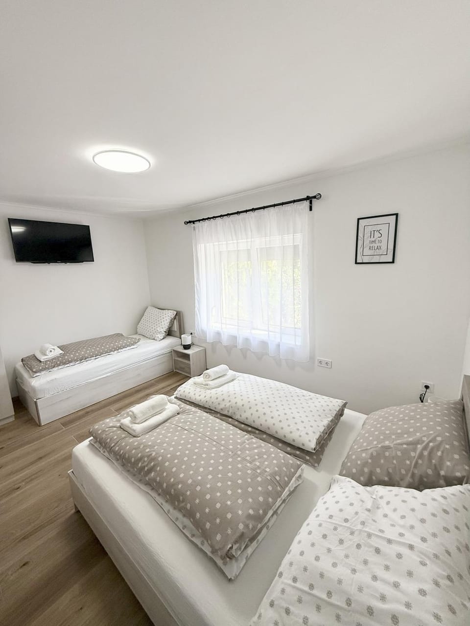 Bed, TV and multimedia, Photo of the whole room, Bedroom