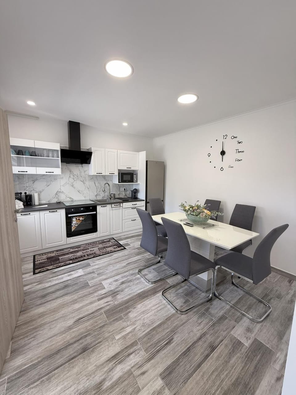 Dining area, kitchen