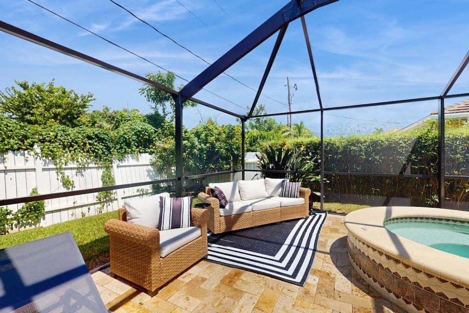 La Magnifique House in Naples Park