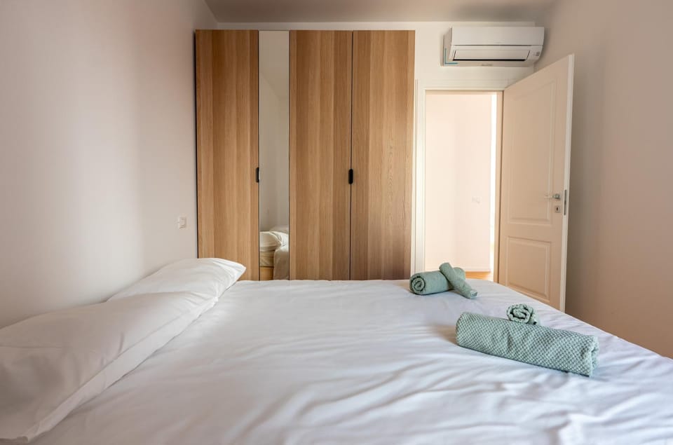 Bed, Photo of the whole room, Bedroom, towels, wardrobe, air conditioner