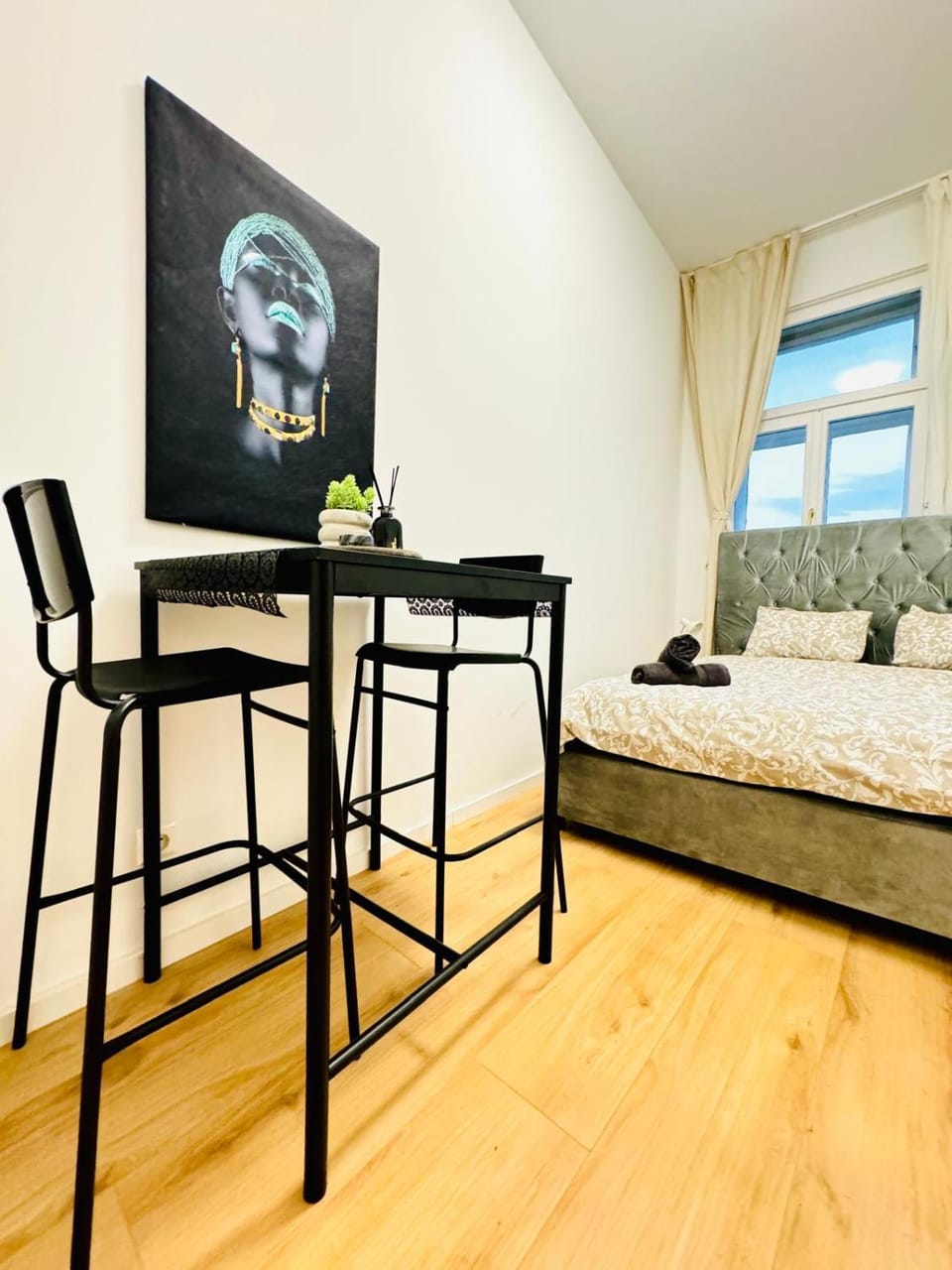 Bed, Seating area, Dining area, Bedroom