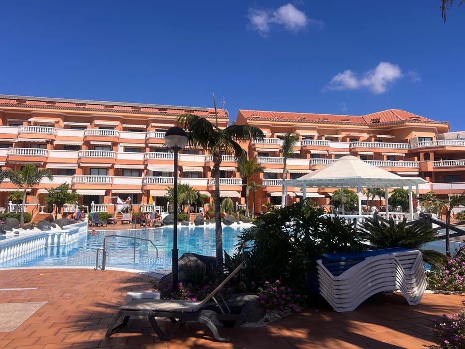 Property building, Day, Swimming pool, sunbed