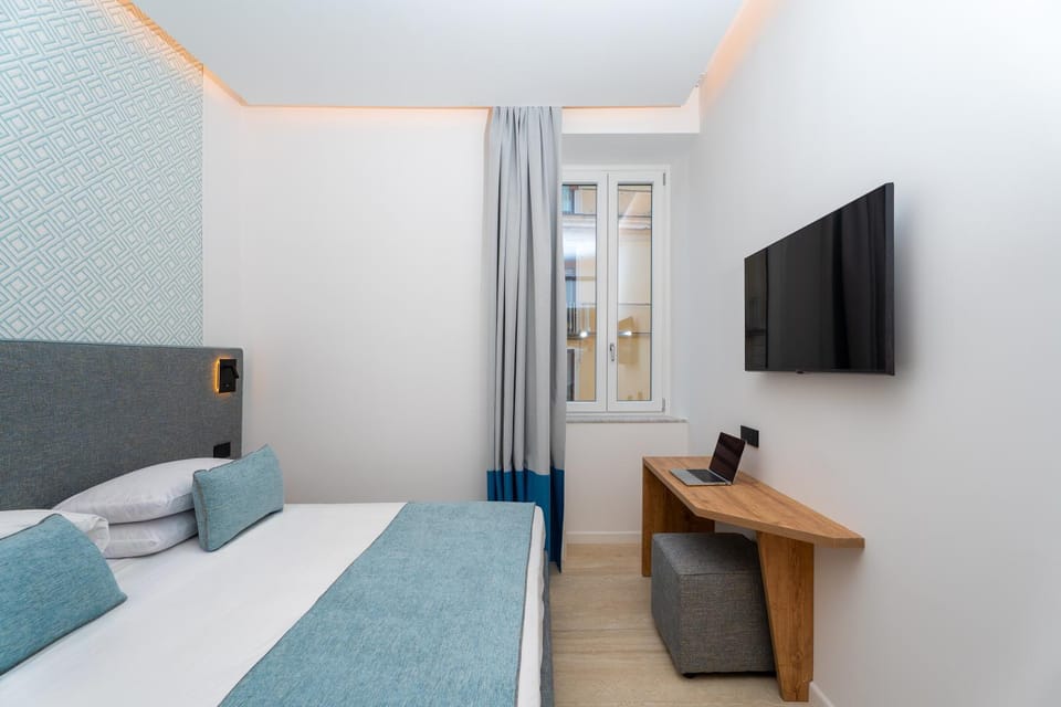Bed, TV and multimedia, Photo of the whole room, Bedroom