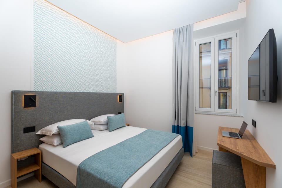 Bed, TV and multimedia, Photo of the whole room, Bedroom