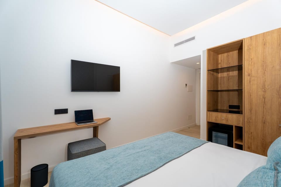 Bed, TV and multimedia, Photo of the whole room, Bedroom, wardrobe, air conditioner
