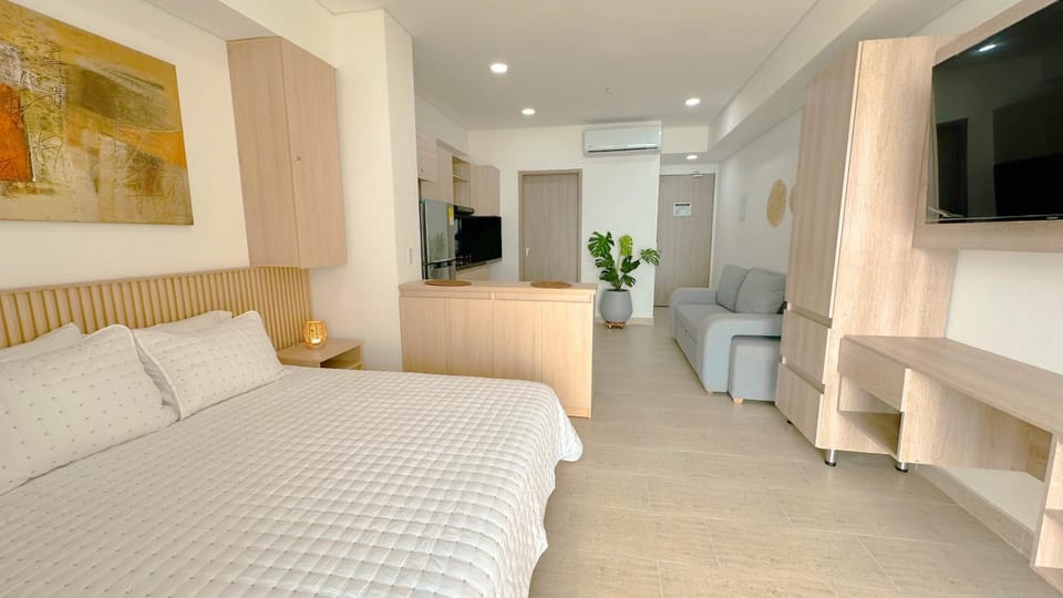 Bed, TV and multimedia, Photo of the whole room, Bedroom