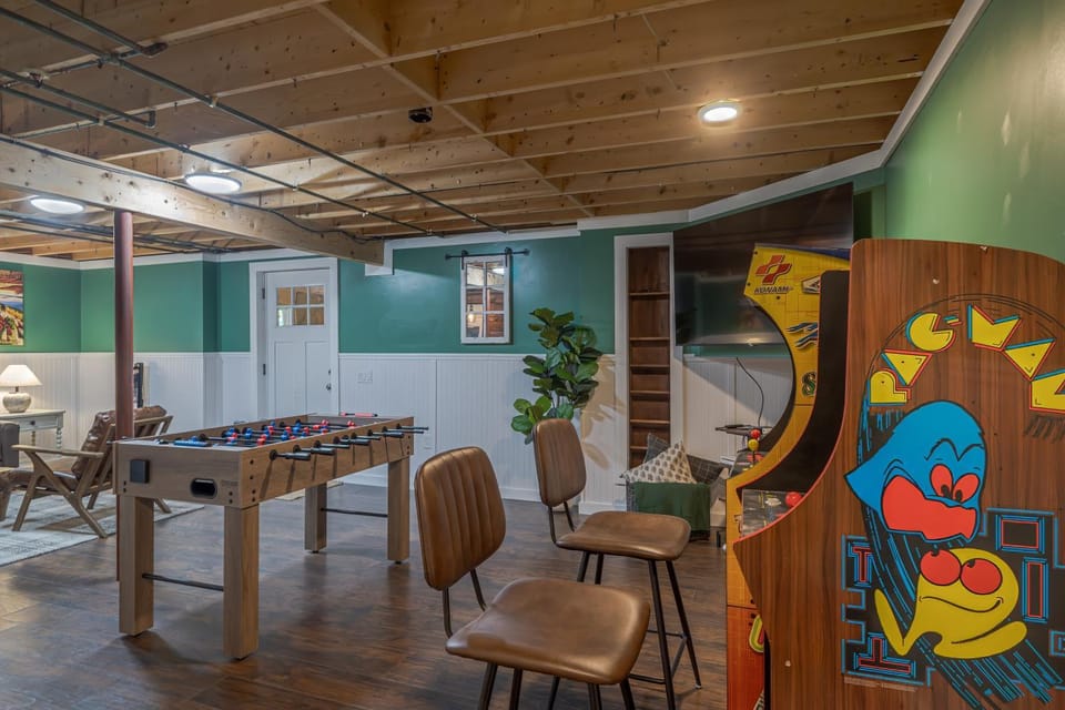 4BR Retreat, 16mi to Acadia, Firepit and Game Room House in Ellsworth