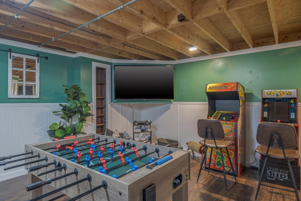 4BR Retreat, 16mi to Acadia, Firepit and Game Room House in Ellsworth