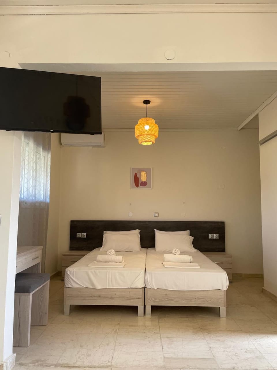 Bed, TV and multimedia, Photo of the whole room