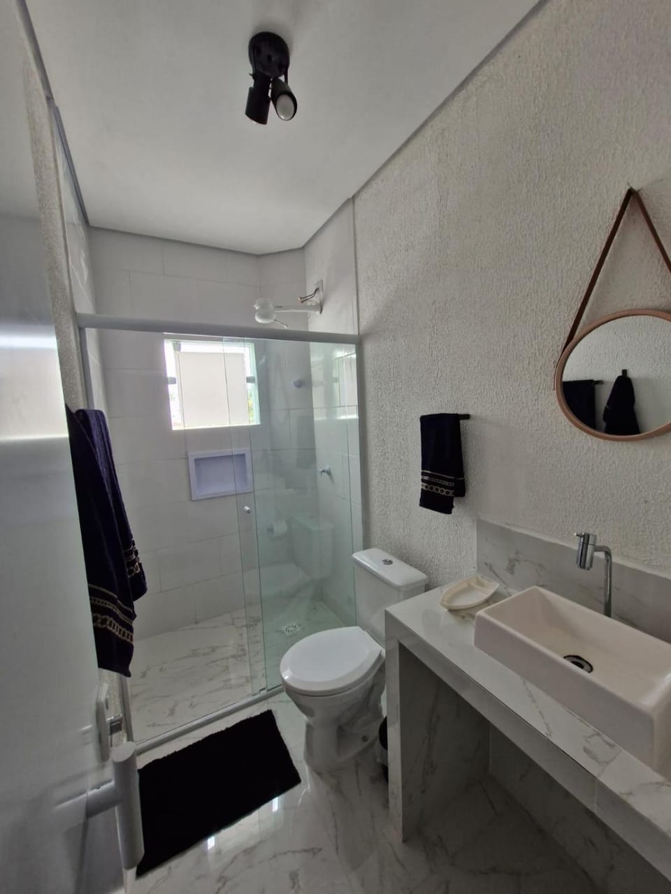 Toilet, towels