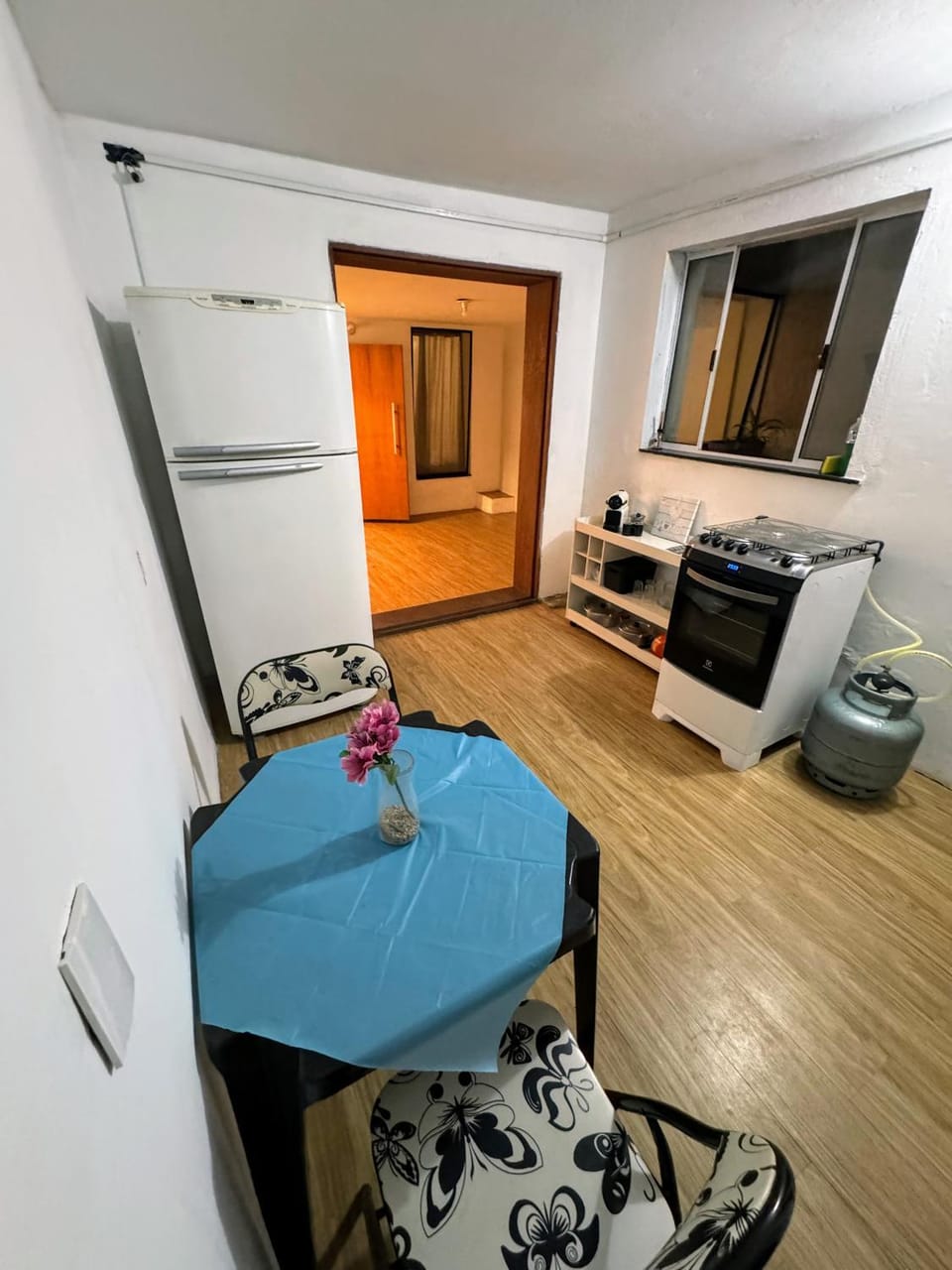 Kitchen or kitchenette, Dining area, stove