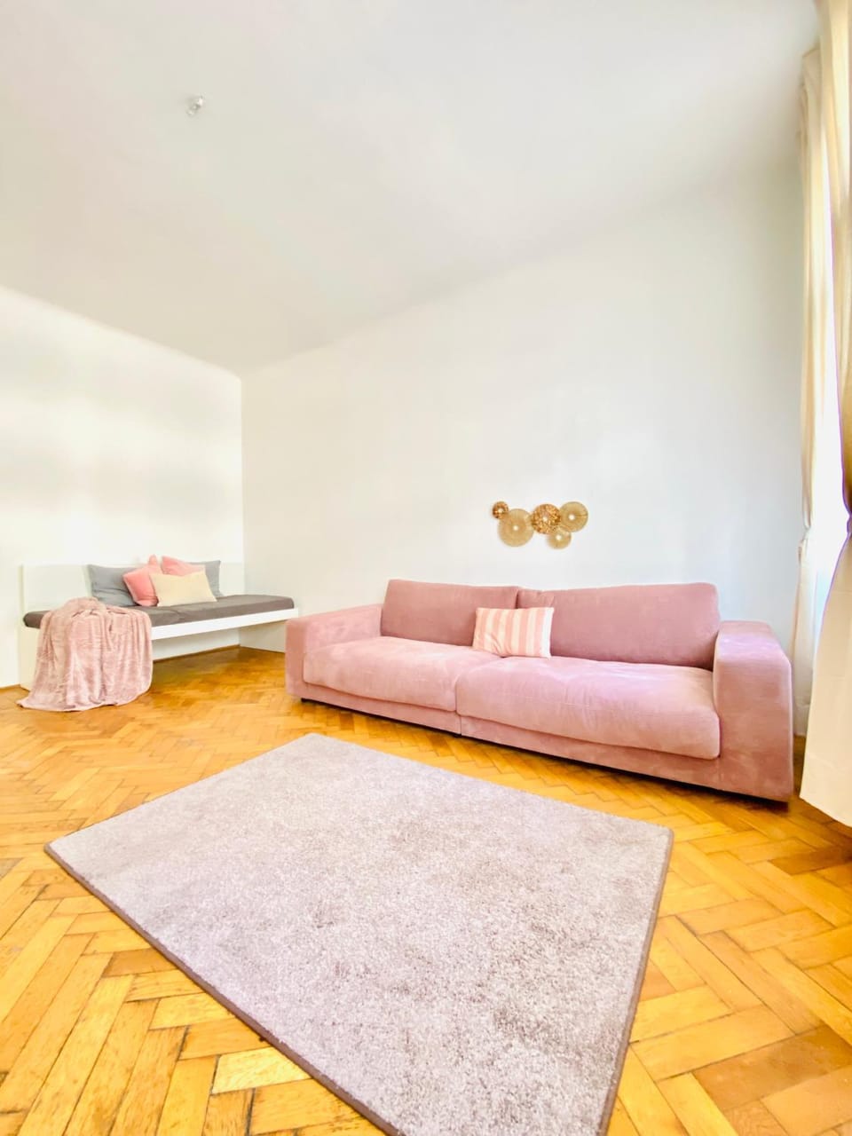 Bed, Seating area