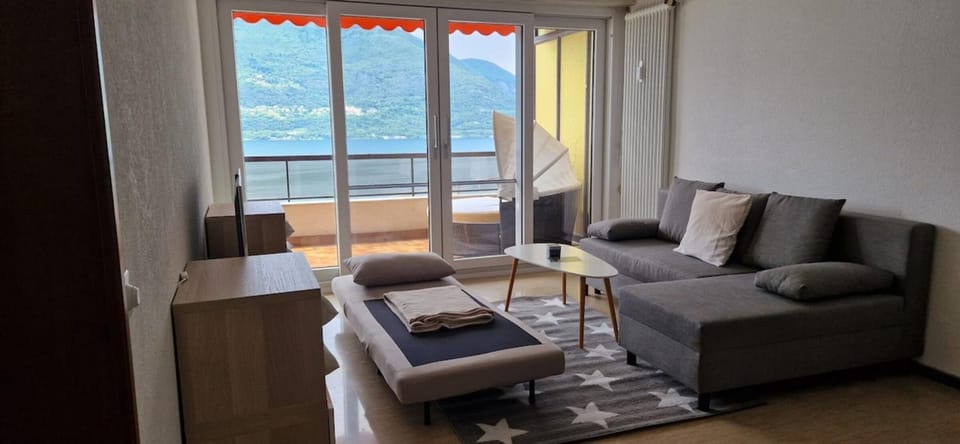 Natural landscape, Living room, Photo of the whole room, Seating area