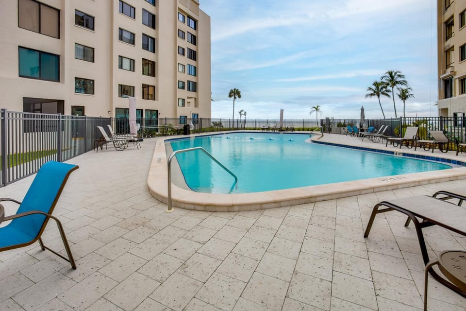 4 Mi to Lovers Key SP: Modern Condo w/ Ocean Views House in Estero Island