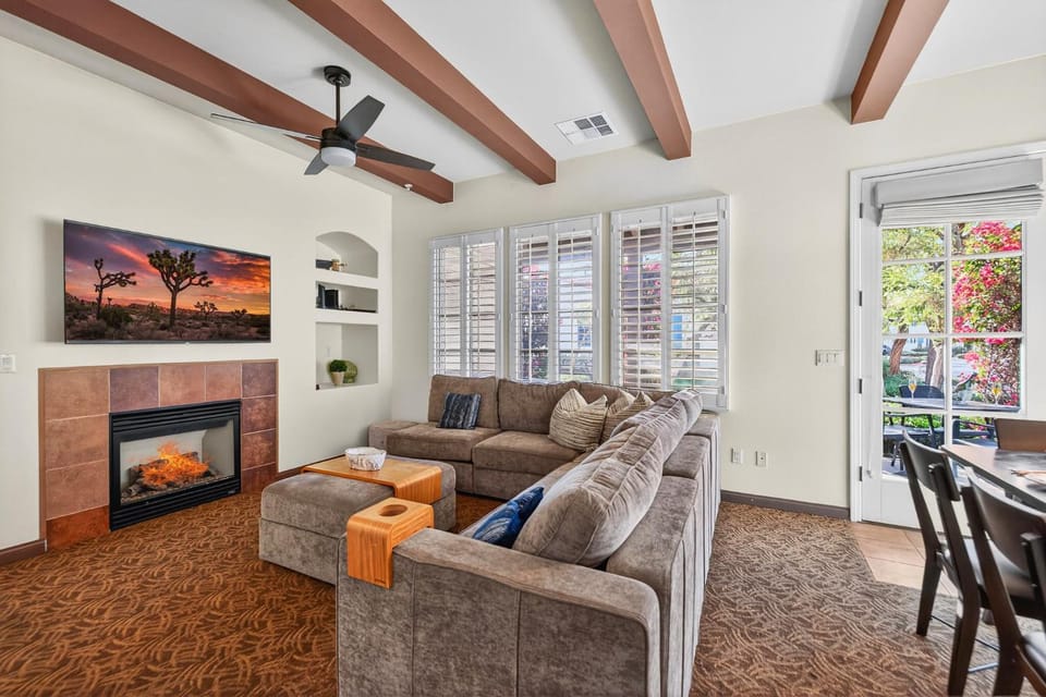 LV363 Single Story 3BD-3BA LV Steps to Main Pool Apartment in Indian Wells