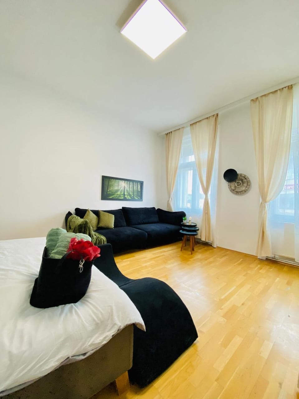 Bed, TV and multimedia, Seating area, Bedroom