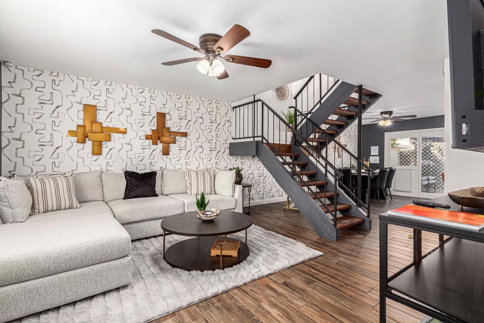 Walk to Old Town & Giants Stadium! Unit w/ Pool House in Scottsdale