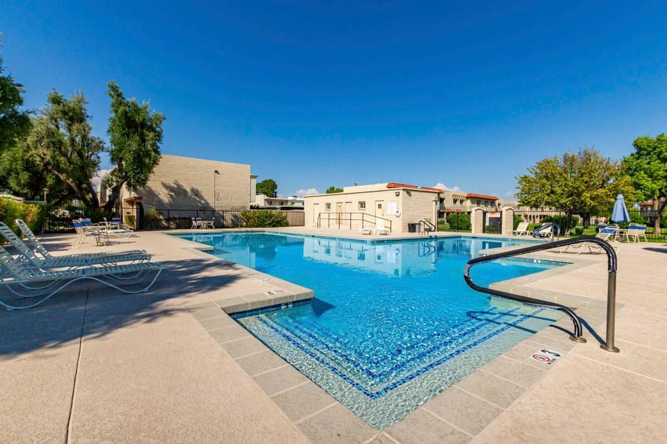 Walk to Old Town & Giants Stadium! Unit w/ Pool House in Scottsdale