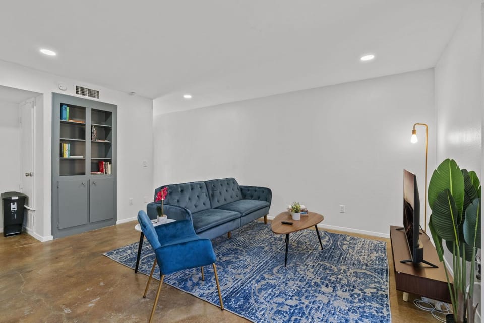 SOCO Downtown View I Free Pkg Apartment in Austin