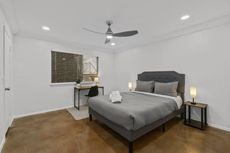 SOCO Downtown View I Free Pkg Apartment in Austin