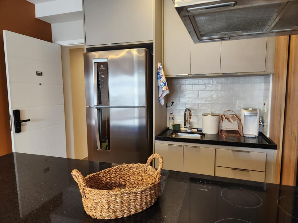 Kitchen or kitchenette, minibar, stove