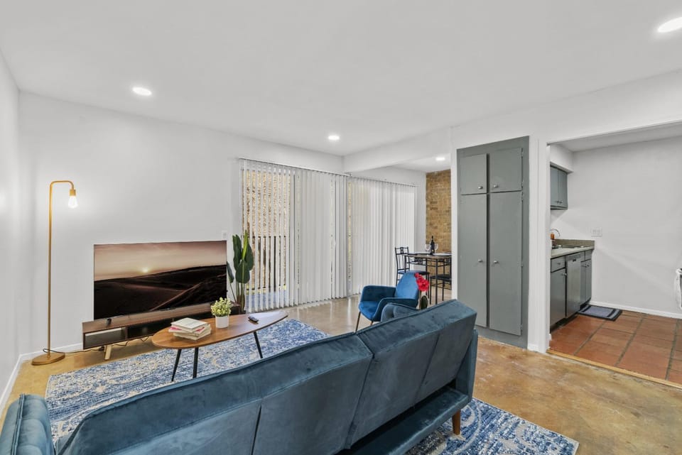 SOCO Park view The Perfect Location Free Pkg Apartment in Austin