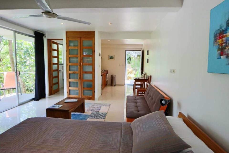 Mariposa, 1BR Apart in Villa Mar y Sol, Pool, Balcony, and Wildlife Apartment in Quepos