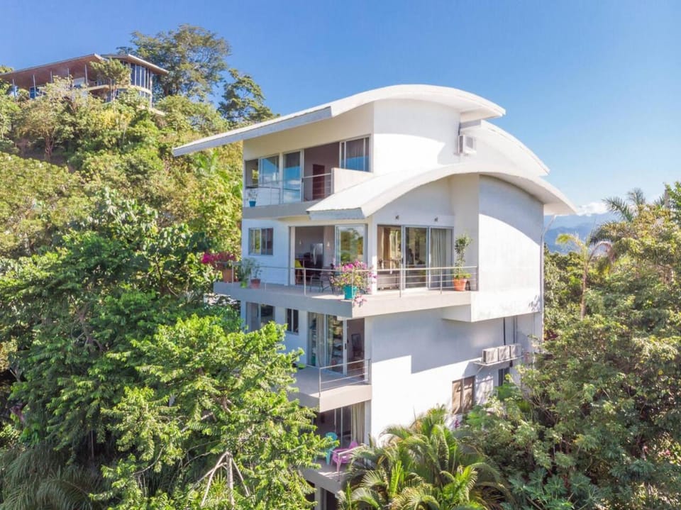 Mariposa, 1BR Apart in Villa Mar y Sol, Pool, Balcony, and Wildlife Apartment in Quepos