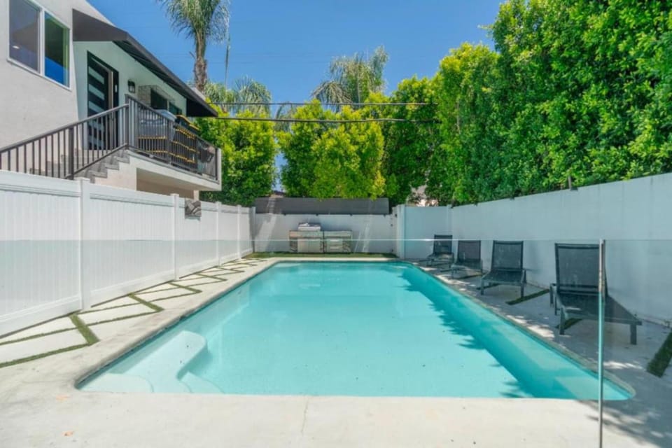 Modern Encino Retreat with pool, lush yard and comfort House in Encino