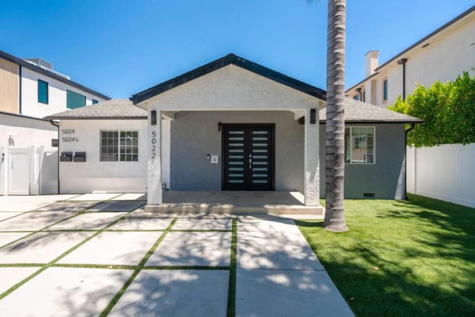 Modern Encino Retreat with pool, lush yard and comfort House in Encino