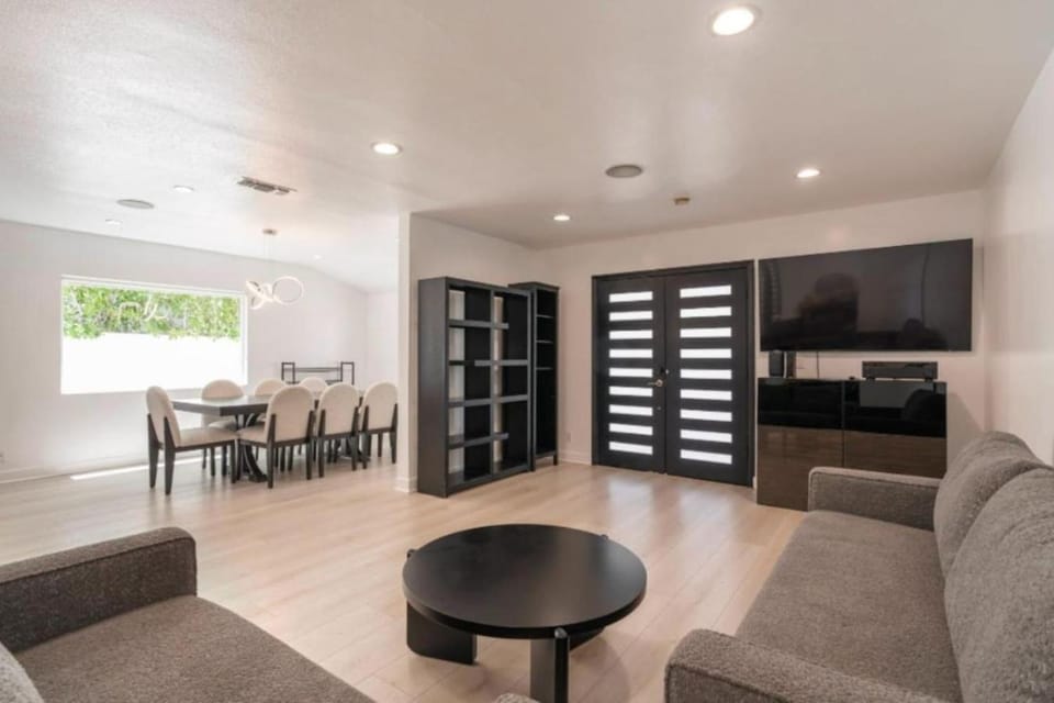 Modern Encino Retreat with pool, lush yard and comfort House in Encino
